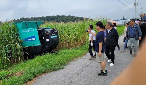사진은 지난 11일 처인구 근곡리에서 축산농가 대상으로 옥수수 수확기를 시연 모습. 사진제공｜용인시
