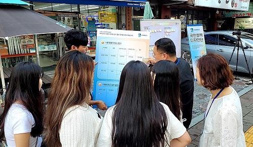 청년들이 설문 조사에 참여하고 있는 모습.
사진제공|수원시