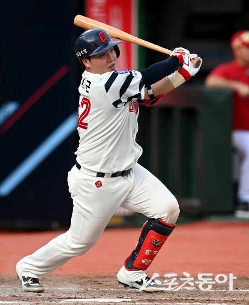 15일 부산 사직야구장에서 ‘2023 신한은행 SOL KBO리그‘ 롯데 자이언츠와 SSG 랜더스 경기가 열렸다. 4회말 1사 2루에서 롯데 정보근이 1타점 적시타를 날리고 있다. 사직 | 김민성 기자 marineboy@donga.com