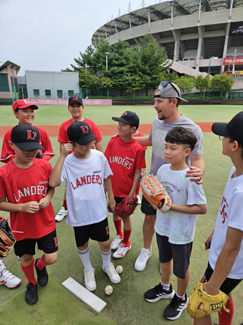 SSG 외국인투수 커크 맥카티(오른쪽 3번째)가 야구클럽 소년들을 직접 찾아갔다. 평소 SSG유소년야구 클럽에서 활동하는 아이들을 눈여겨본 그는 선물까지 마련하는 등 잊지 못할 추억을 선물했다. 사진제공 | SSG 랜더스