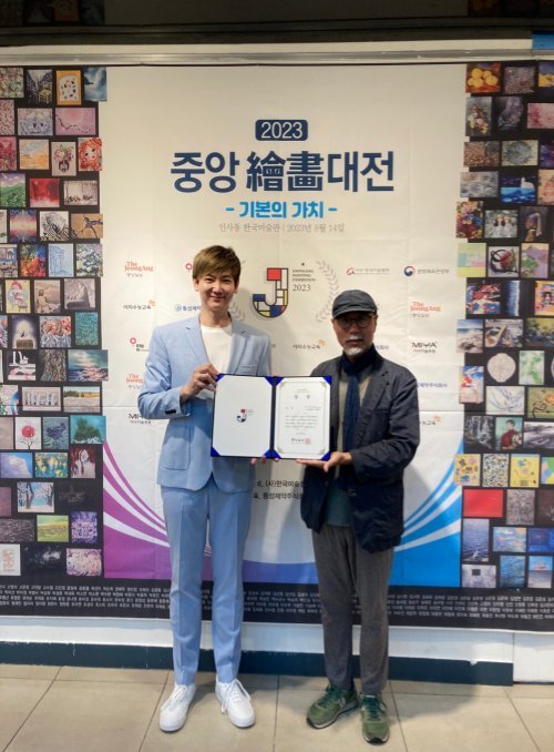 KoN(콘·왼쪽)과 임근우 심사위원장.