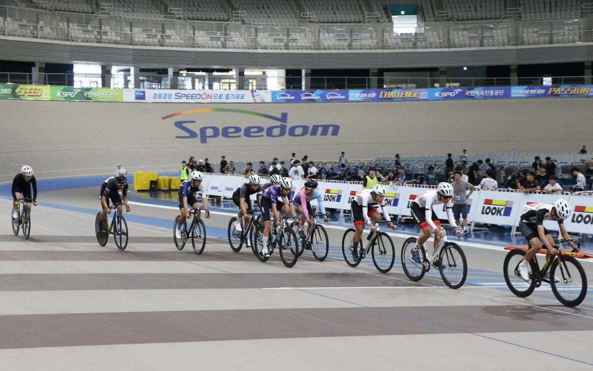 트랙대회에 참가한 동호인들이 제외종목에 출전해 경쟁을 펼치고 있다. 사진제공 | 국민체육진흥공단