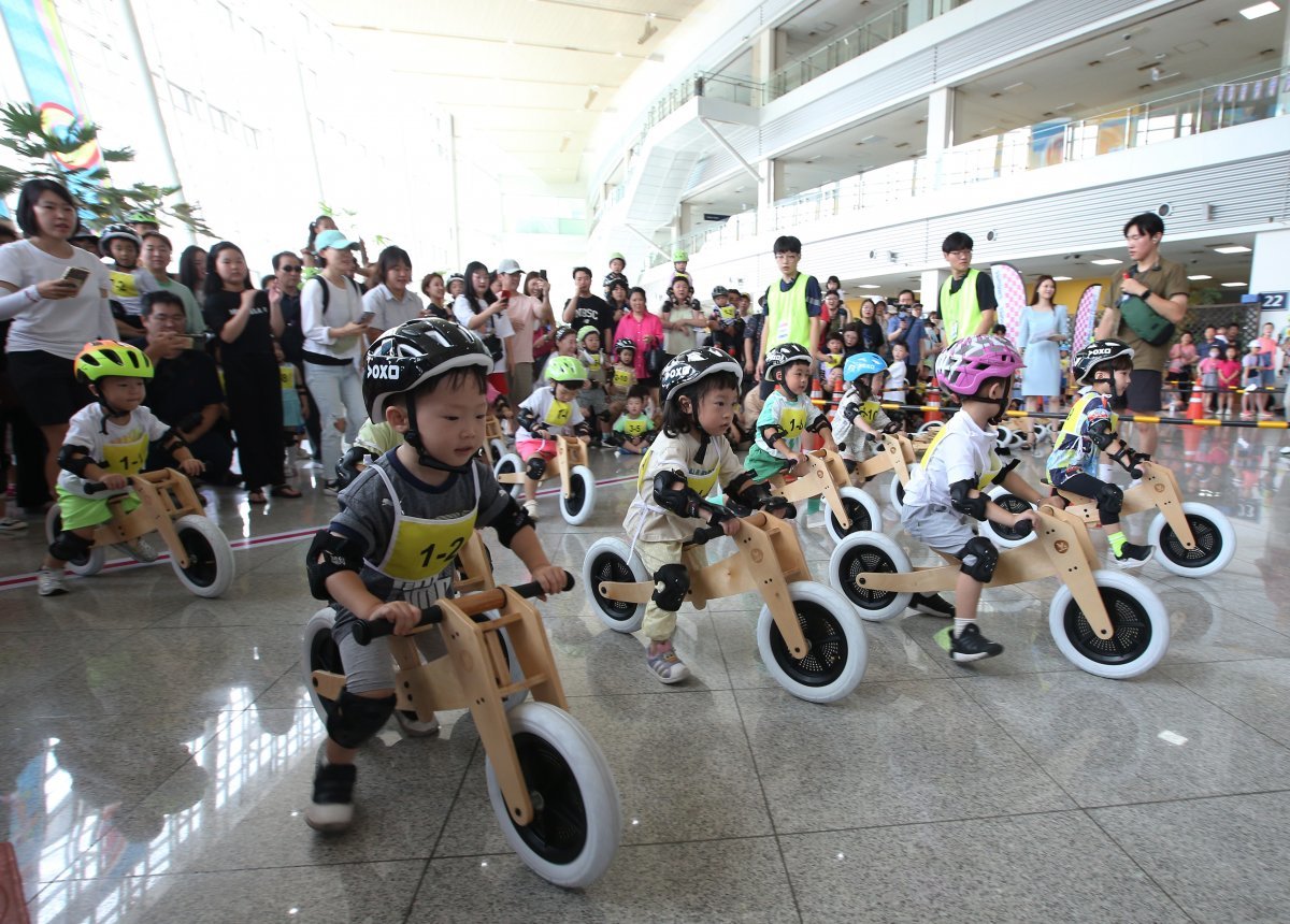 밸런스바이크 대회 참가 어린이들이 경주로를 달리고 있다. 사진제공 | 국민체육진흥공단