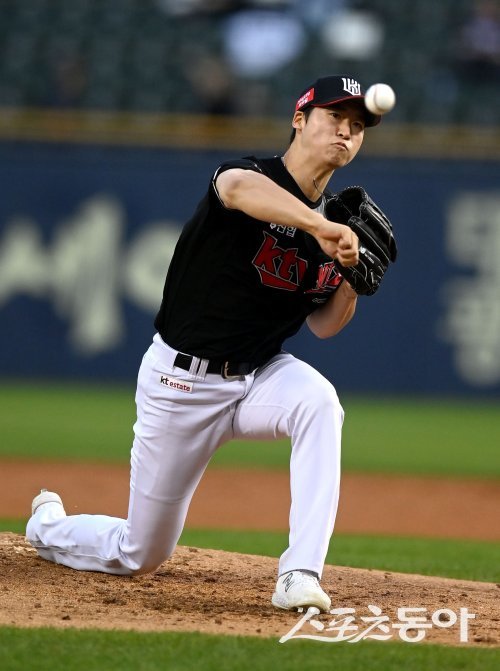 16일 서울 잠실야구장에서 ‘2023 신한은행 SOL KBO리그’ KT 위즈와 두산 베어스 경기가 열렸다. 선발 투수로 등판한 KT 엄상백이 역투하고 있다. 잠실 | 김종원 기자 won@donga.com