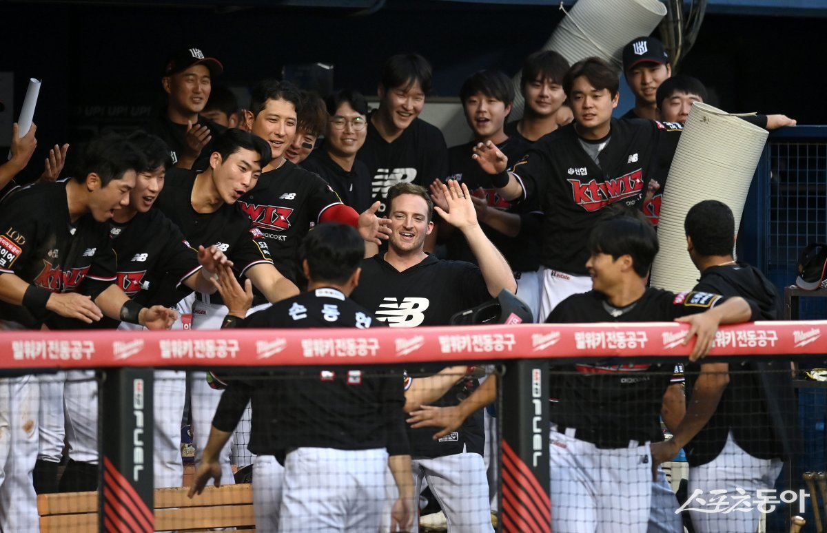 16일 서울 잠실야구장에서 ‘2023 신한은행 SOL KBO리그‘ KT 위즈와 두산 베어스 경기가 열렸다. 2회초 2사 1루 KT 배정대가 좌월 투런 홈런을 날리고 그라운드를 돌아 홈인해 동료들과 기뻐하고 있다. 잠실 | 김종원 기자 won@donga.com