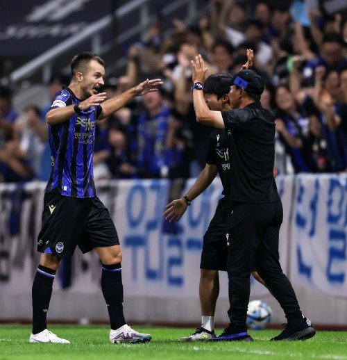 인천 조성환 감독(오른쪽), 무고사. 사진제공 | 한국프로축구연맹