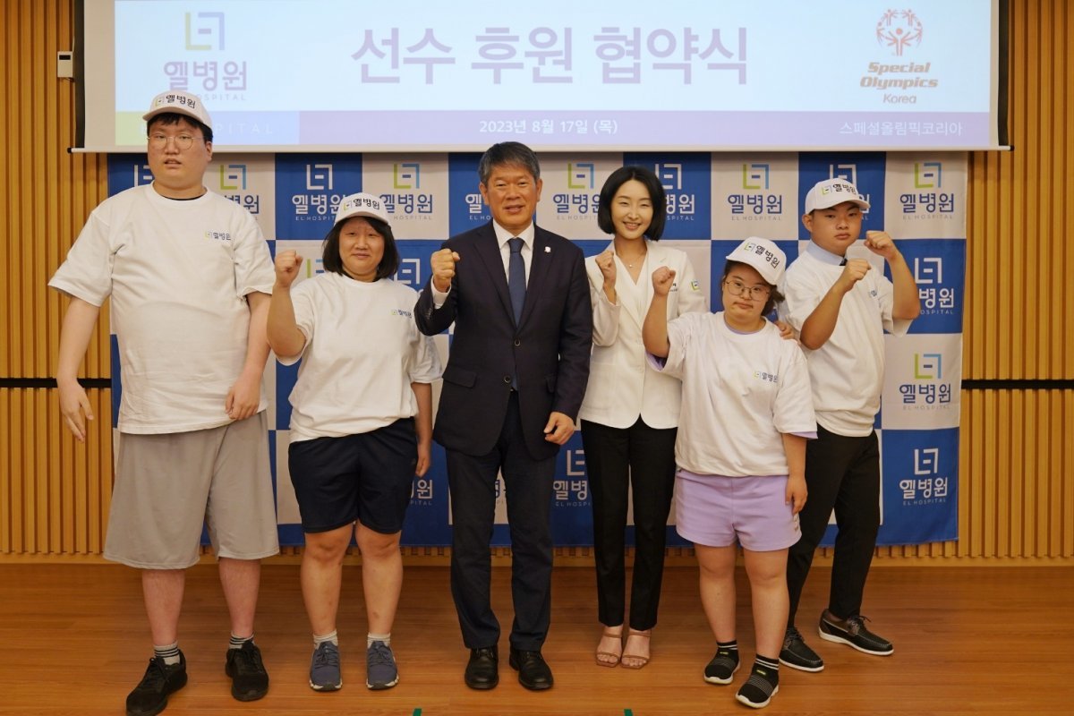 17일 엘병원에서 SOK 기업 취업식을 마치고 기념 촬영을 하고 있는 정우진 선수, 박건하 선수, 이용훈 SOK 회장, 조유나 엘병원 병원장, 박예빈 선수, 이준상 선수(왼쪽부터).
사진제공 | SOK