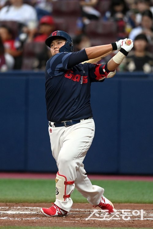 20일 서울 고척스카이돔에서 ‘2023 신한은행 SOL KBO리그’ 롯데 자이언츠와 키움 히어로즈 경기가 열렸다. 롯데 한동희가 타격을 하고 있다. 고척 | 김종원 기자 won@donga.com