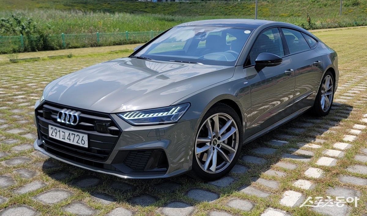 아우디 A7 플러그인하이브리드는 EV, 배터리홀드, 하이브리드 세 가지 주행 모드를 사용할 수 있어 다이내믹한 성능과 전기차의 효율성을 모두 누릴 수 있다. 원성열 기자 sereno@donga.com