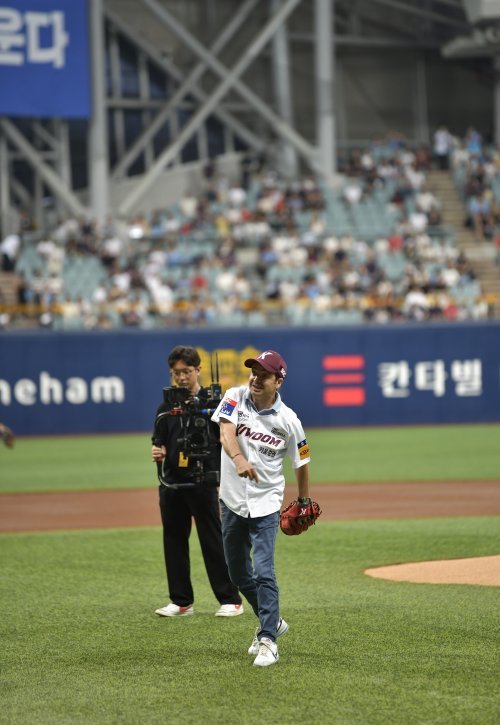 20일 고척 스카이돔 프로야구 키움 히어로즈 홈경기 시구에 참여한 르노코리아 스테판 드블레즈 사장. 사진제공｜르노코리아자동차