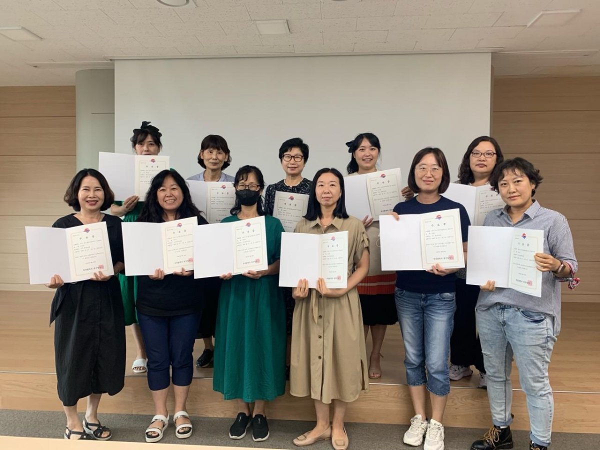 부산 북구가 제3기 행복학습매니저 양성과정을 운영한 가운데 수료생들이 기념촬영을 하고 있다. 사진제공ㅣ부산 북구청