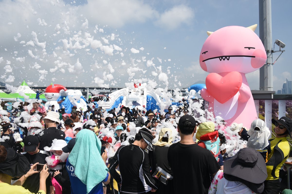 부산 남구가 용호별빛공원에서 ‘물놀이 축제’를 개최한 모습. 사진제공ㅣ부산 남구