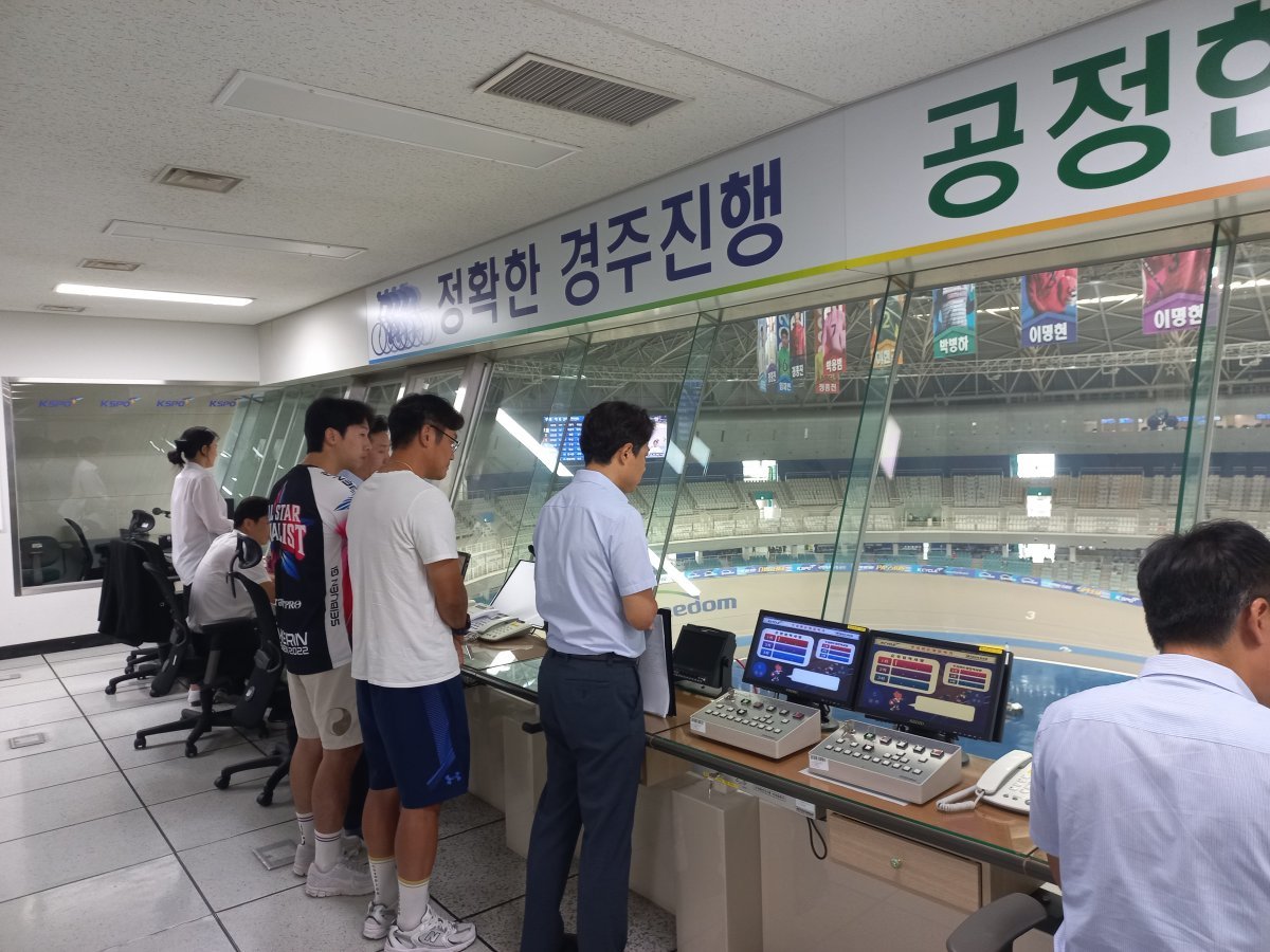 광명스피돔 종합심판실에서 심판판정 참관 프로그램에 참가한 선수들이 실시간 경주를 지켜보고 있다.사진제공|국민체육진흥공단