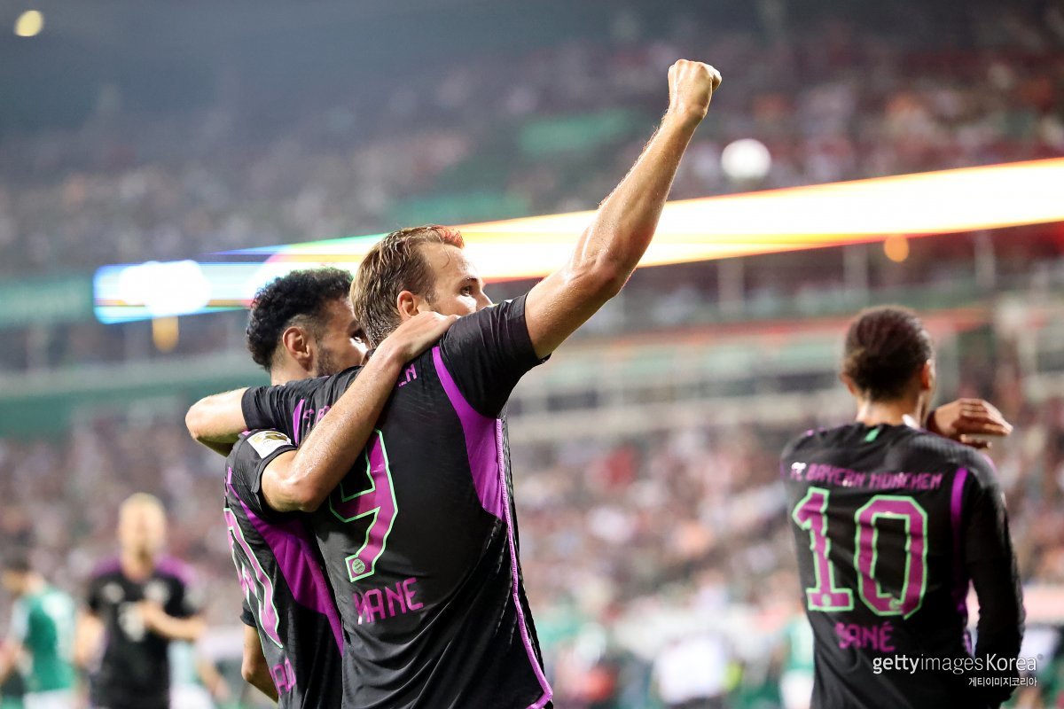 팀 동료의 축하를 받는 해리 케인. 사진=게티이미지코리아