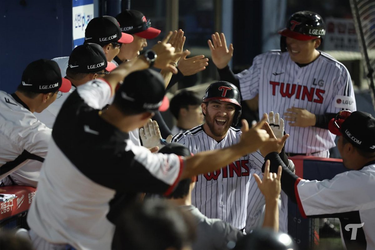 8월 16경기에서 19홈런으로 LG의 장타력에 불이 붙었다. 8월 한 달간 오스틴 딘(가운데)이 가장 많은 4개의 홈런을 터뜨린 가운데 김현수, 문보경, 박동원도 3개씩을 때려냈다. 사진제공 | LG 트윈스