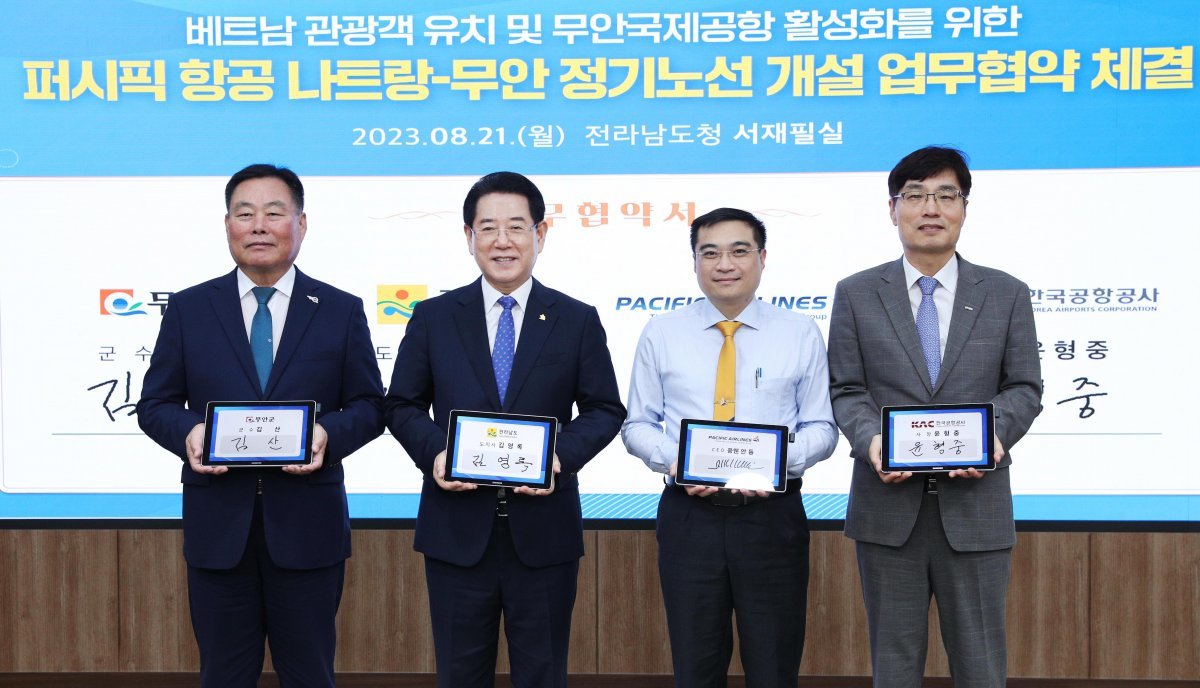 김영록 전남도지사가 지난 21일 오전 도청 서재필실에서 베트남 퍼시픽 항공과 무안국제공항 정기노선 개설 업무협약을 체결한 모습. 
사진 좌측부터 김산 무안군수, 김영록 전라남도지사, 응웬 당 끄엉 퍼시픽항공 부사장, 신용구 한국공항공사 글로컬사업본부장. 
사진제공ㅣ전남도