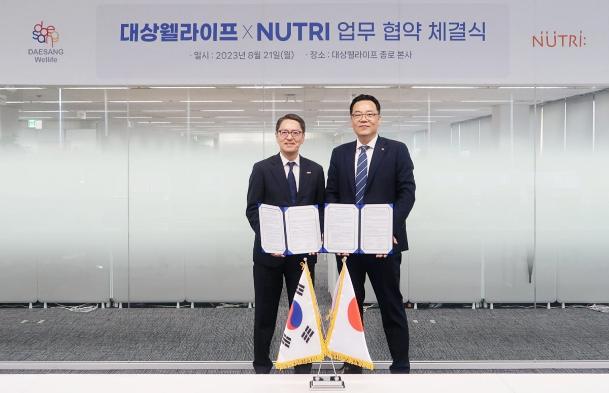 서훈교 대상웰라이프 대표이사(오른쪽)와 타케마사 에이지 뉴트리 대표이사