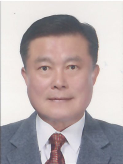 아시아나노텍의 창업자 이중훈 회장(72)은 화학공학을 전공했으며 에쓰오일(전 쌍용정유)에서 부사장으로 퇴직했다. 2012년 11월 아시아나노텍의 전신인 ㈜아시아모빌을 설립했다.