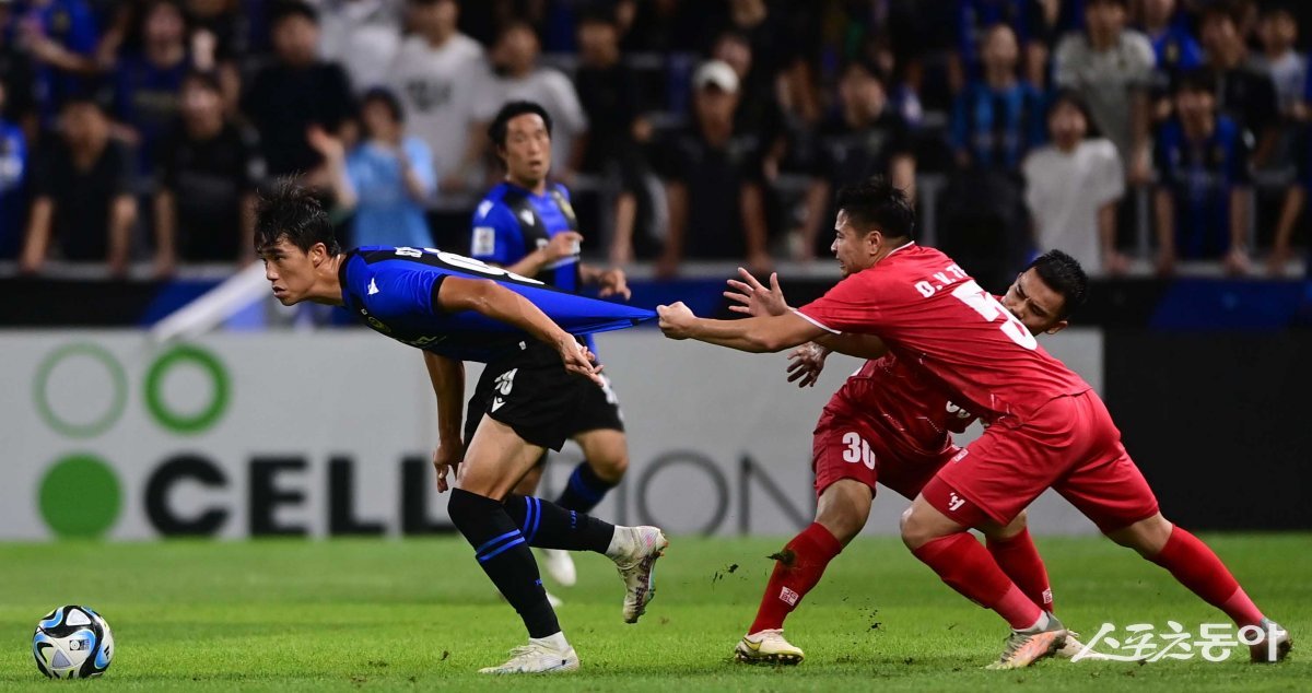 22일 인천축구전용경기장에서 열린 ‘AFC 챔피언스리그 2023-24’ 플레이오프 인천 유나이티드와 하이퐁FC(베트남)의 경기에서 인천 천성훈이 하이퐁 수비 사이에서 드리블 돌파를 하고 있다. 인천 | 주현희 기자 teth1147@donga.com