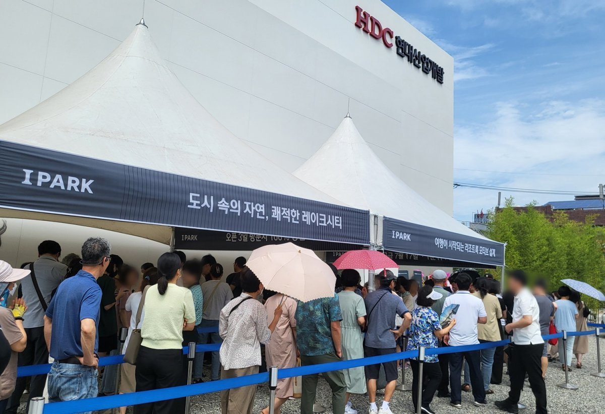 HDC현대산업개발이 공급하는 춘천 레이크시티 아이파크가 지난달 1순위 청약 마감에 이어 계약 시작 10일 만에 전 세대 계약을 완료했다. 사진은 모델하우스를 방문한 고객들의 모습. 사진제공|HDC현대산업개발