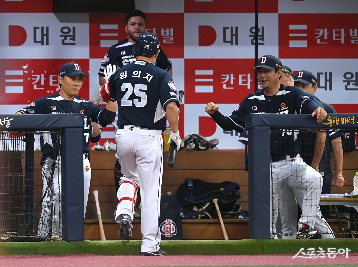 22일 서울 고척스카이돔에서 ‘2023 신한은행 SOL KBO리그‘ 두산 베어스와 키움 히어로즈 경기가 열렸다. 8회초 1사 두산 대타 양의지가 좌월 솔로 홈런을 날리고 그라운드를 돌아 홈인해 이승엽 감독과 하이파이브 하고 있다. 고척 | 김종원 기자 won@donga.com