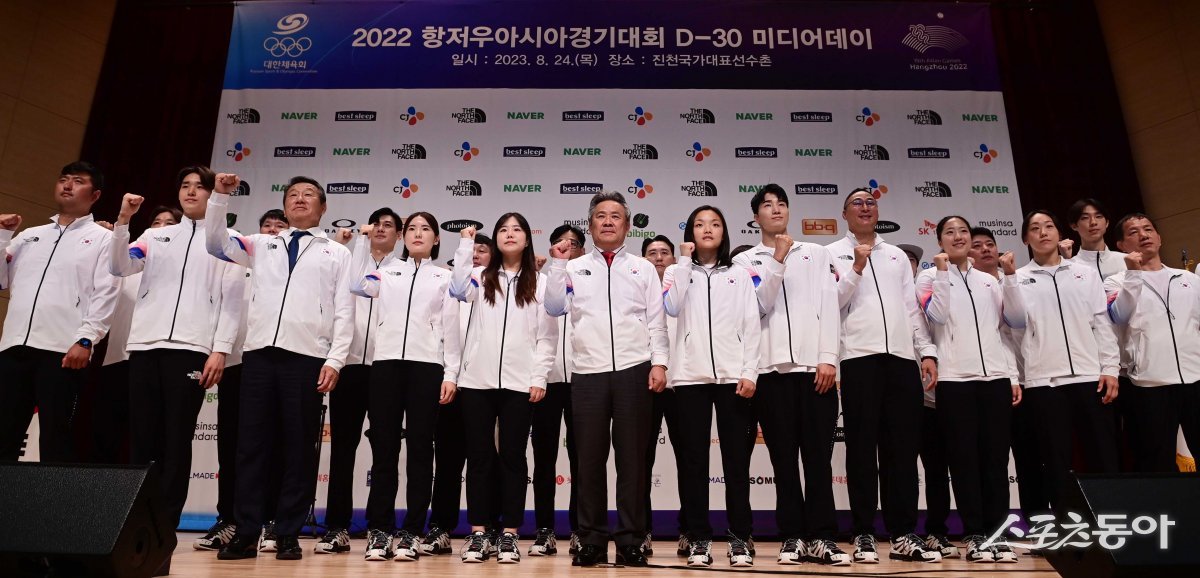 대한체육회 이기흥 회장, 최윤 선수단장, 장재근 선수촌장을 비롯한 선수단 12명과 코치진 10명이 24일 충북 진천국가대표선수촌에서 열린 ‘2022 항저우아시아경기대회 D-30 미디어데이’ 기자회견에서 기념 촬영을 하고 있다. 진천 | 주현희 기자 teth1147@donga.com