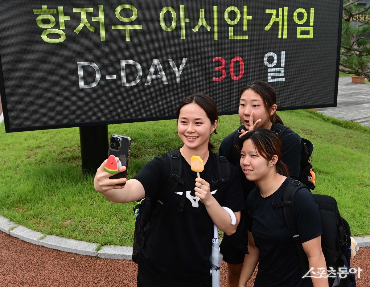 한국여자수구대표팀 김예진, 문다윤, 설지선(왼쪽 끝에서 시계 방향으로)이 24일 충북 진천국가대표선수촌에서 ‘2022 항저우아시아경기대회 D-30 미디어데이’ 알림 전광판 앞에서 기념 촬영을 하고 있다. 진천 | 주현희 기자 teth1147@donga.com