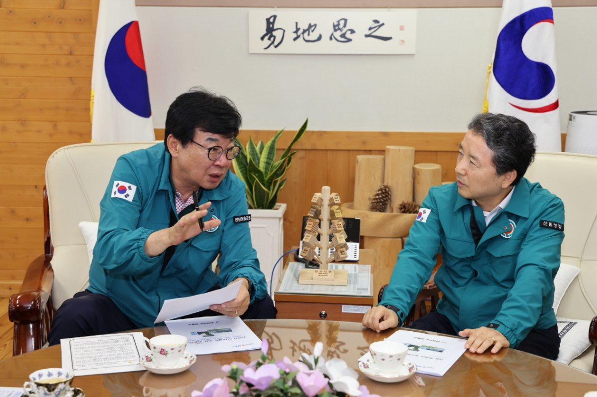 김성 장흥군수이 지난 23일 국비사업 예산 확보 및 현안사업 추진을 위해 중앙부처를 방문한 모습. 사진제공ㅣ장흥군