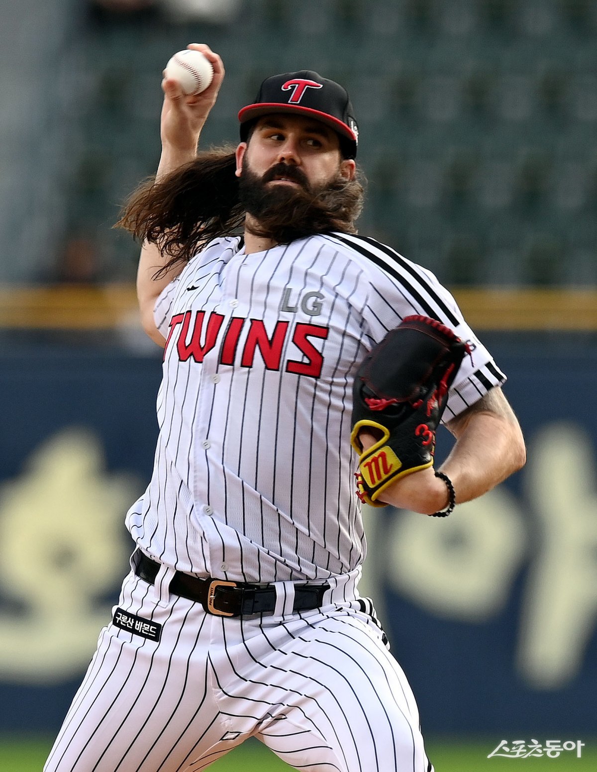 24일 서울 잠실야구장에서 ‘2023 신한은행 SOL KBO리그’ LG 트윈스와 롯데 자이언츠의 경기가 열렸다. LG 선발투수 켈리가 힘차게 볼을 던지고 있다. 잠실 | 김민성 기자 marineboy@donga.com