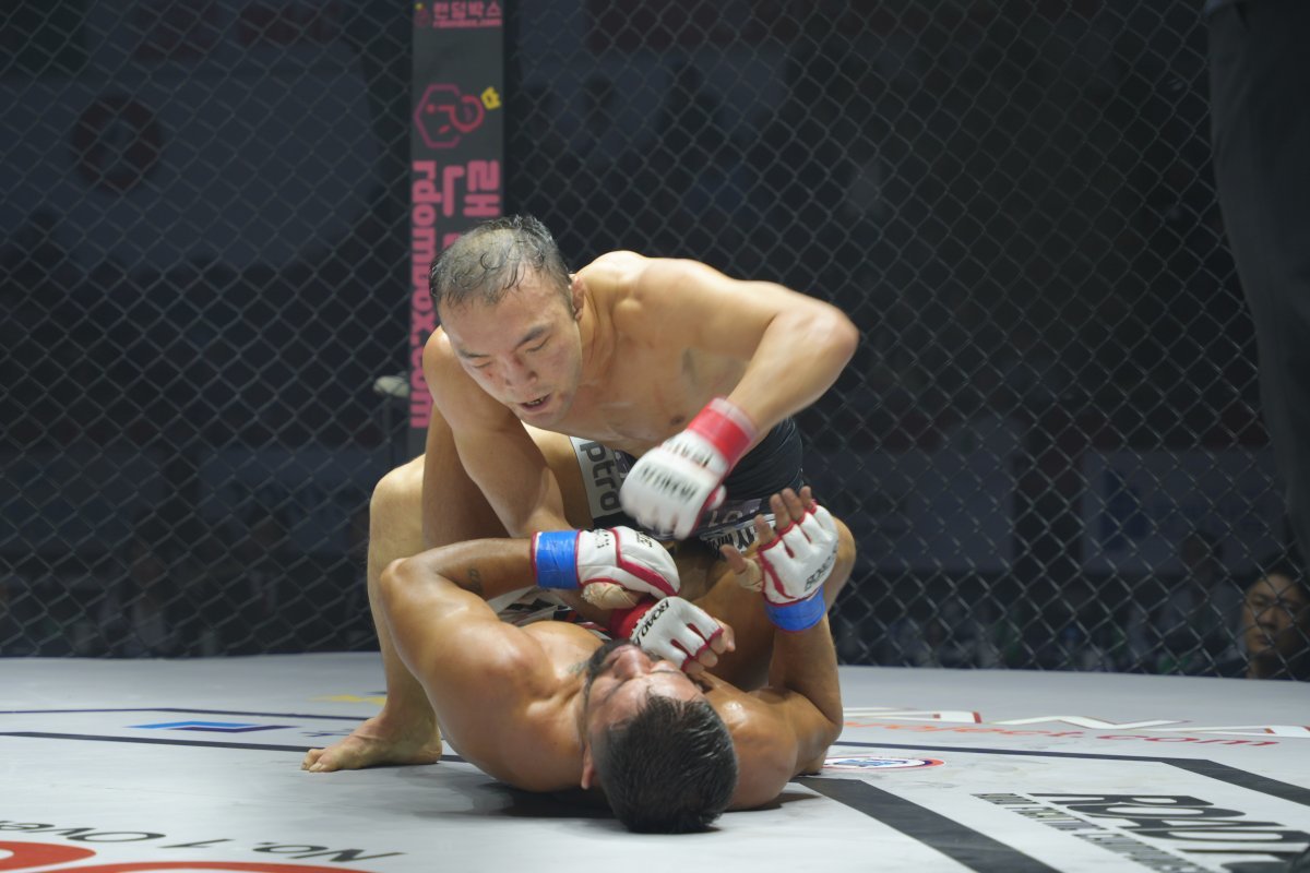 김수철(위)이 26일 안양체육관에서 열린 굽네 로드FC 065 대회에서 브루노 아제베두에게 파운딩 공격을 퍼붓고 있다. 김수철은 심판전원일치 판정승을 거두며 밴텀급 결승에 올랐다.
사진제공 | 로드FC