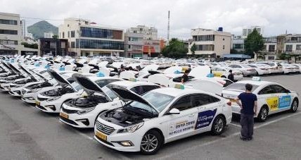 부산시가 택시 실내외 차량 관리상태 점검을 하고 있다. 사진제공ㅣ부산시