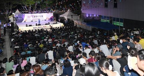 성남시가 26일 중원청소년수련관 광장에서 연 ‘제7회 하대원 끼 콩쿠르의 밤’ 행사 모습. 사진제공|성남시