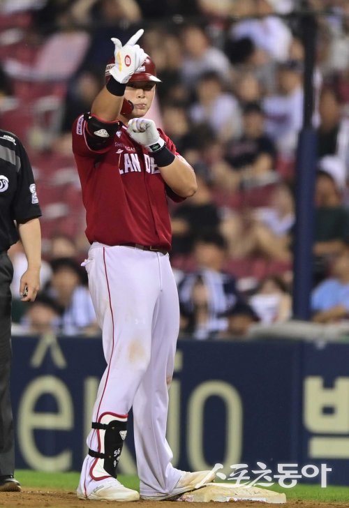 27일 서울 잠실야구장에서 열린 ‘2023 신한은행 SOL KBO리그’ 두산 베어스와 SSG 랜더스의 경기에서 연장 10회초 2사 3루 SSG 전의산이 1타점 좌전 적시타를 친 후 세리머니를 하고 있다. 잠실 | 주현희 기자 teth1147@donga.com