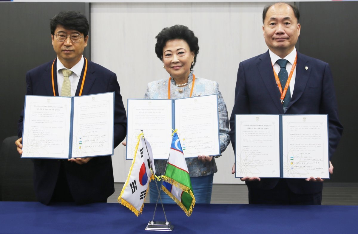 자생의료재단 신민식 사회공헌위원장(왼쪽)과 우즈베키스탄 유아일반교육부 신 아그리피나 차관(가운데), 부천대학교 한정석 총장이 업무협약을 체결 후 기념 사진을 찍고 있다.
사진제공 | 자생한방병원