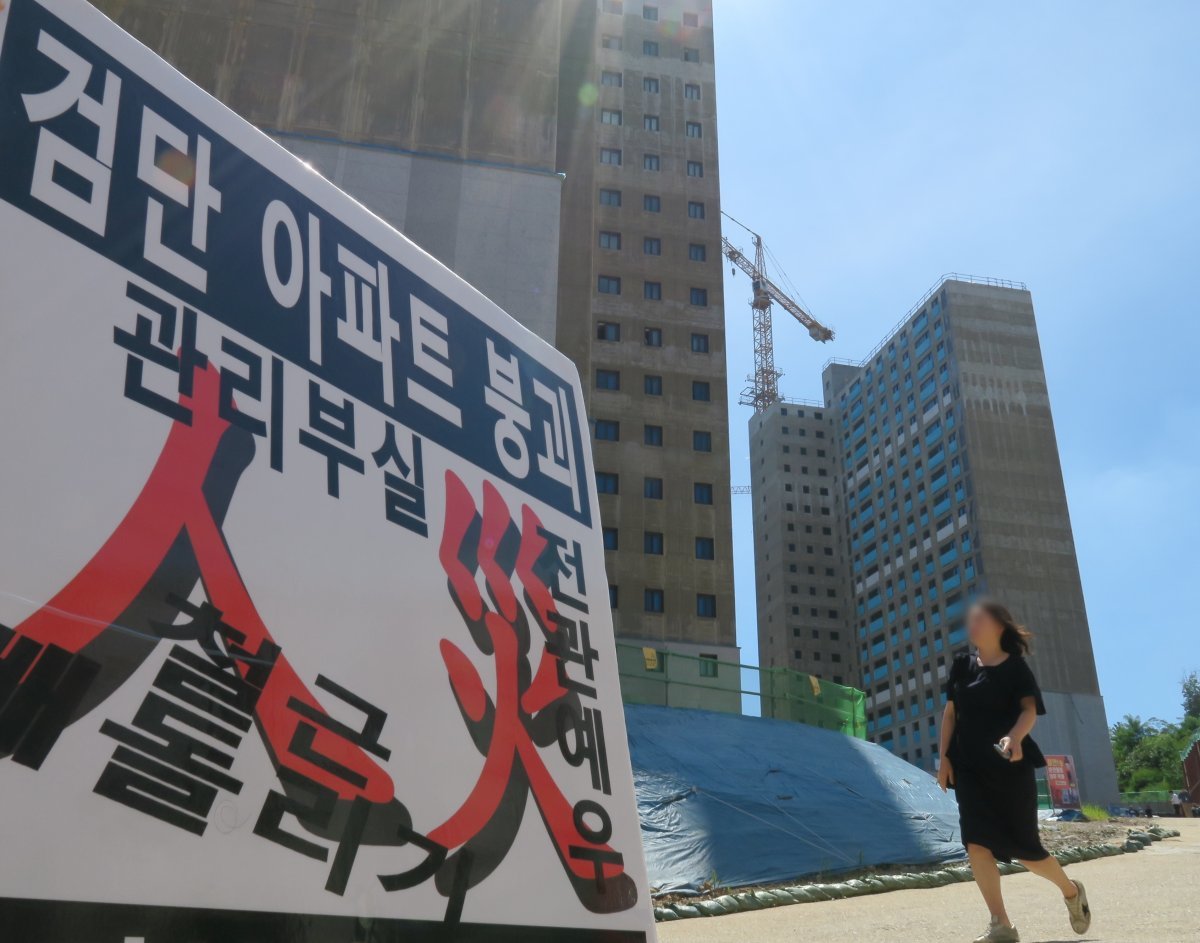 4월 지하주차장 1∼2층 상부 구조물이 무너지는 사고가 발생한 인천 서구 검단신도시 아파트 공사현장 앞. 사진 | 뉴시스