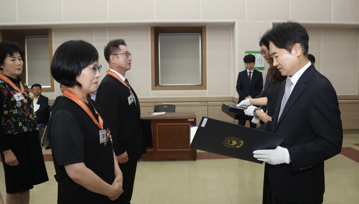 김대중 전남교육감(사진 우측)이 28일 전남도교육청 대회의실에서 2023년 8월말 퇴직 교원에게 정부 훈포장을 전수하고 있다. 사진제공ㅣ전남도교육청