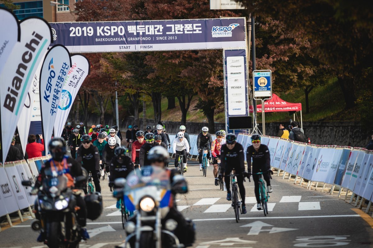 2019년 백두대간 그란폰도 참가자들이 출발하고 있다. 사진제공|국민체육진흥공단