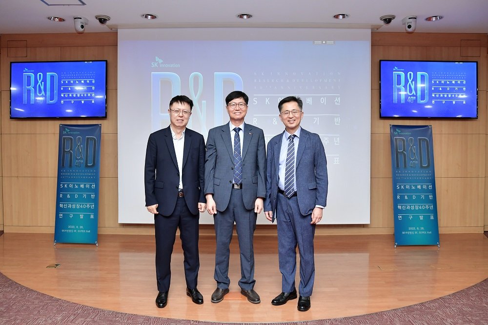 SK이노베이션이 R&D 경영 40주년을 맞아 성과 분석 컨퍼런스를 개최했다. 이지환 KAIST 경영공학부 교수와 이성준 SK이노베이션 환경과학기술원장, 송재용 서울대 경영대학 교수(왼쪽부터)가 기념촬영을 하고 있다.사진제공|SK이노베이션