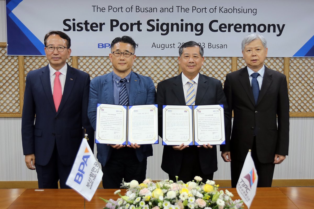 부산항만공사가 29일 공사 본사에서 부산항과 대만 가오슝항 간의 자매항 협약을 체결한 가운데 강준석 사장(왼쪽 첫 번째)이 관계자들과 기념촬영을 하고 있다. 사진제공ㅣ부산항만공사