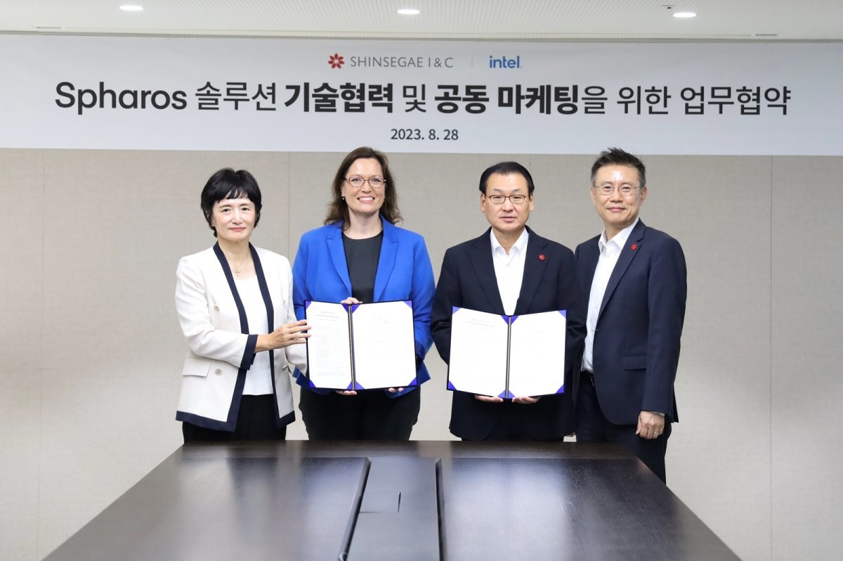 권명숙 인텔코리아 대표, 알렉시스 크로웰 인텔 APJ솔루션 및 소프트웨어 담당 부사장, 형태준 신세계아이앤씨 대표, 구성기 사업개발담당 상무(왼쪽부터).
사진제공 l 신세계아이앤씨