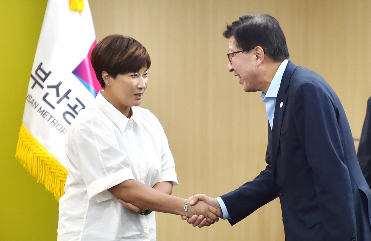 박형준 시장이 박세리 바즈인터내셔널 공동대표와 ‘2023 박세리 월드매치’ 행사의 성공적 개최를 위해 접견하고 있다. 사진제공ㅣ부산시