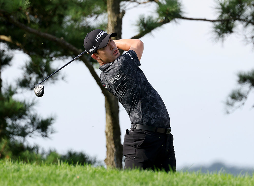 LX 챔피언십 1라운드 11번 홀에서 세컨 샷을 하고 있는 김비오. 사진제공 | KPGA