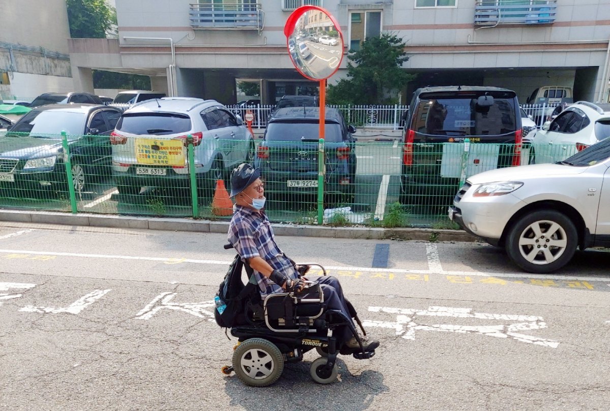 ‘중상이자 편의시설 공급 사업‘ 통해 지원 받은 전동 휠체어로 이동하는 류명하 씨