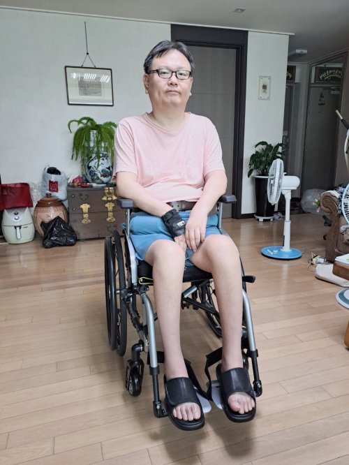 ‘중상이자 편의시설 공급 사업‘ 통해 지원 받은 수동 휠체어