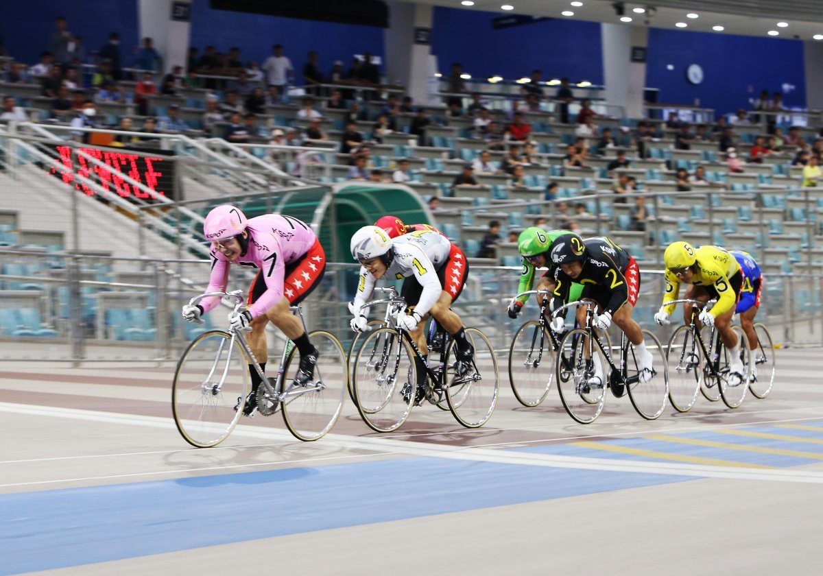 광명스피돔에서 출전 선수들이 결승선을 앞두고 경합을 벌이고 있다. 최근 금,토,일 요일별로 대진방식을 다르게 운영하고 있어
요일별로 예전과 전혀 다른 흐름으로 경주가 펼쳐지고 있다. 따라서 요일별 레이스 흐름을 파악하고 각각 맞춤 전략을 세울 필요가
있다. 사진제공|국민체육진흥공단