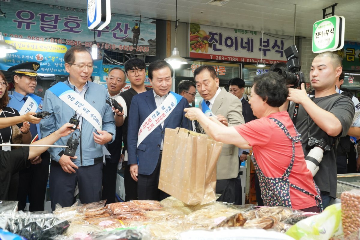 박홍률 목포시장이 4일 청호시장을 방문한 조승환 해양수산부 장관과 함께 수산물 원산지 표시이행 여부 등을 점검했다. 사진제공ㅣ목포시