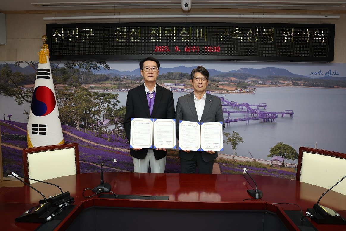 신안군이 지난 6일 군청 영상회의실에서 신안지역 전력계통망 구축을 위해 한국전력공사와 ‘전력설비 건설 상생 협약’을 체결했다. 좌측 박우량 신안군수. 사진제공ㅣ신안군