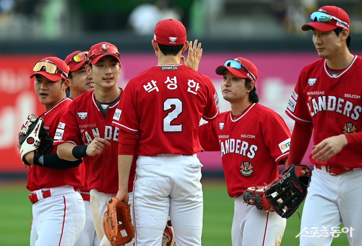 10일 경기도 수원 kt위즈파크에서 ‘2023 신한은행 SOL KBO리그‘ kt 위즈와 SSG 랜더스의 경기가 열렸다. SSG가 kt를 상대로 6-5 역전승을 거둔 후 선수들이 그라운드에서 기쁨을 나누고 있다. 수원 | 김민성 기자 marineboy@donga.com