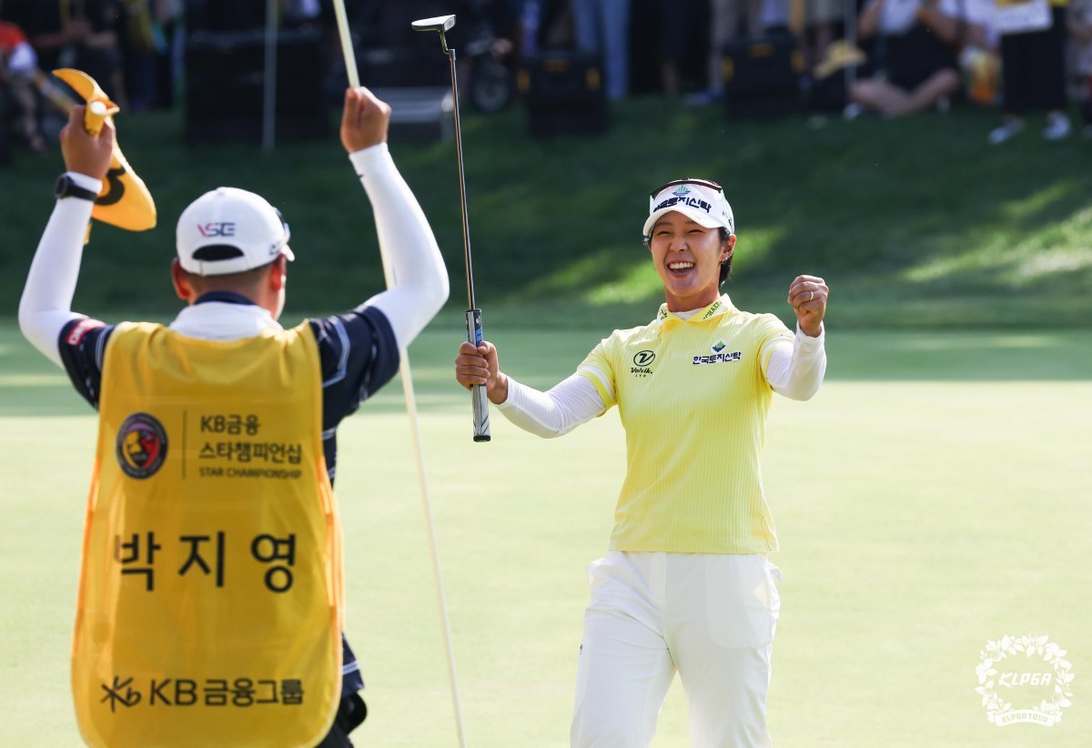 박지영이 한국여자프로골프(KLPGA) 투어 시즌 4번째 메이저대회 ‘KB금융 스타챔피언십’ 4라운드 18번홀에서 우승을 확정지은 직후 환호하고 있다. 사진제공 | KLPGA