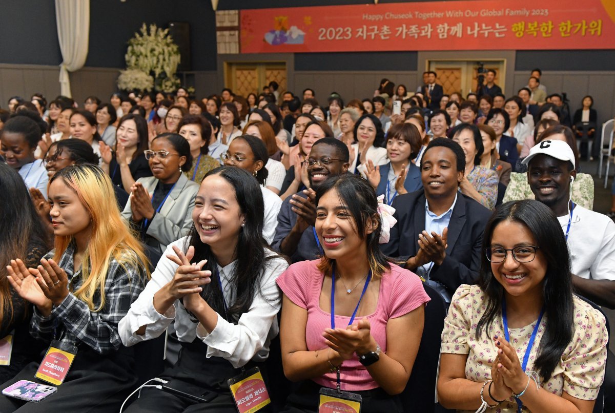 위러브유가 마련한 지구촌 가족 사랑나눔의 장에 에콰도르, 네팔, 태국 등 각국에서 온 외국인 유학생과 다문화가족 등 400명가량이 함께했다.